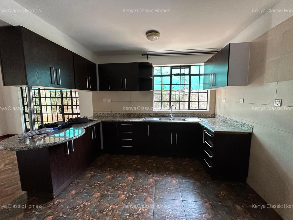 4 Bed Villa with En Suite at Lavington - 5