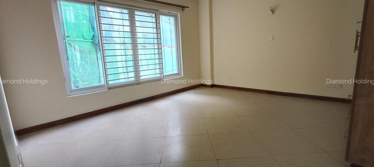 4 Bed Apartment with En Suite at Parklands - 12