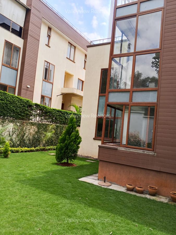 6 Bed Townhouse with En Suite at Lavington - 9
