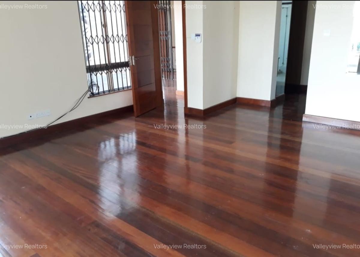 5 Bed Townhouse with En Suite at Lavington - 11