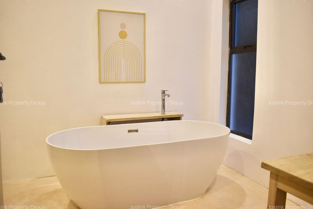 4 Bed Apartment with En Suite at Greenwood Drive - 17