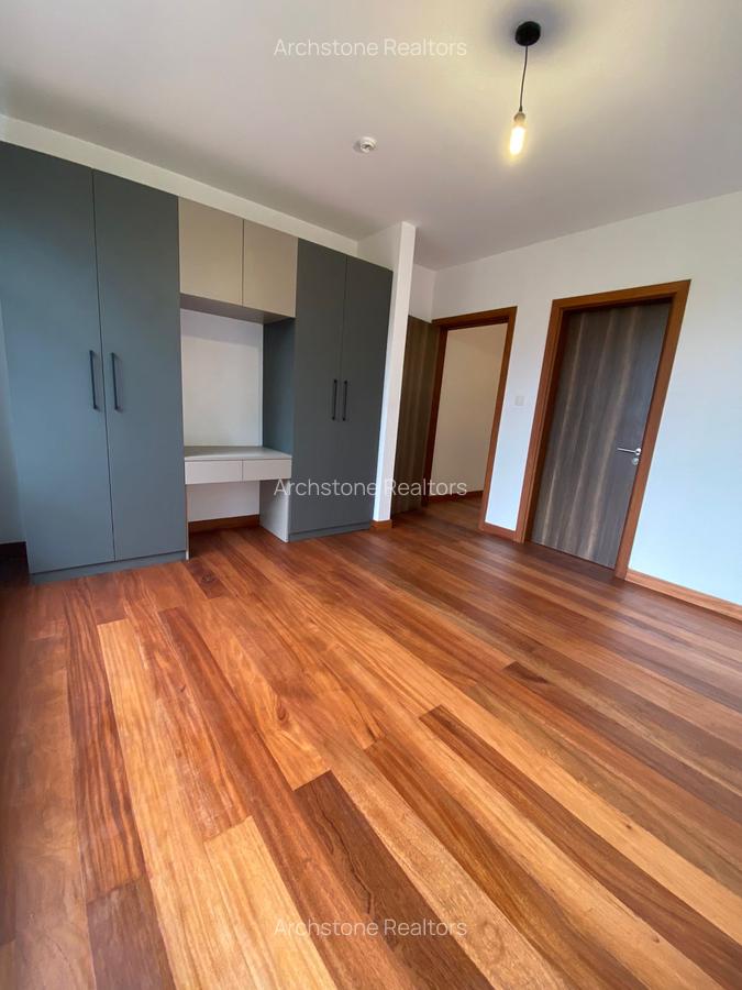 4 Bed Apartment with En Suite in Rosslyn - 3