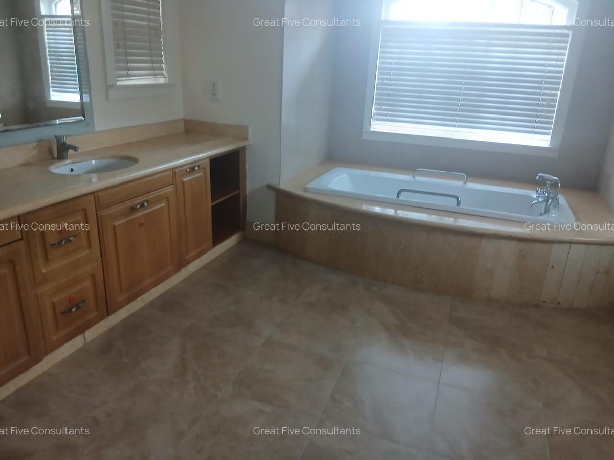 5 Bed Villa with En Suite in Rosslyn - 14