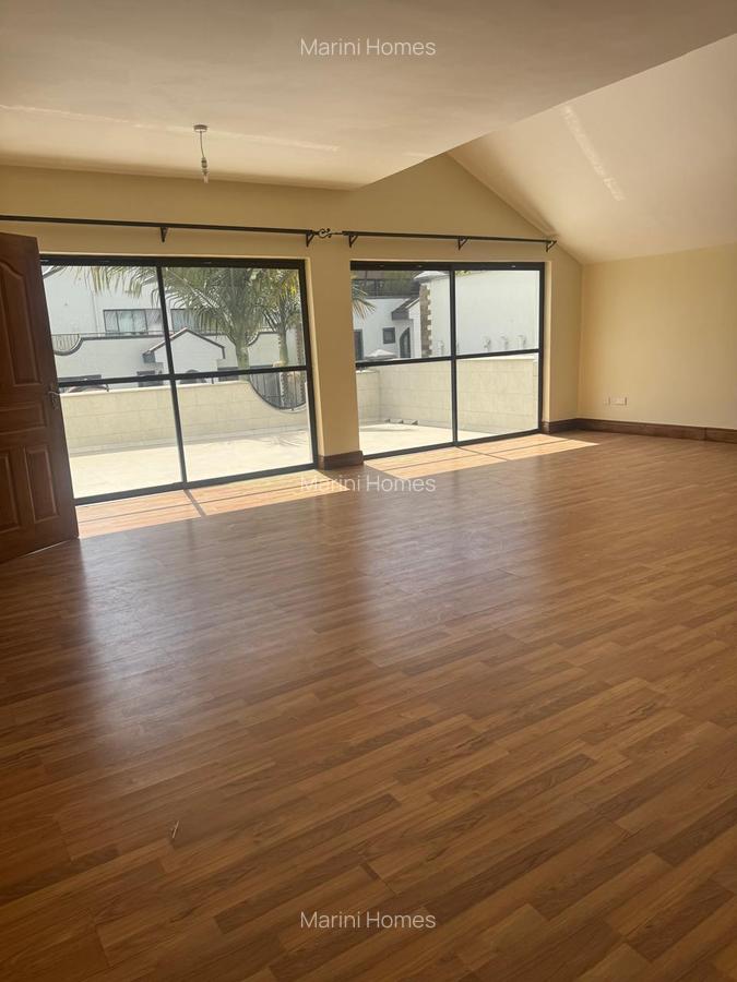 5 Bed Townhouse with En Suite in Brookside - 18