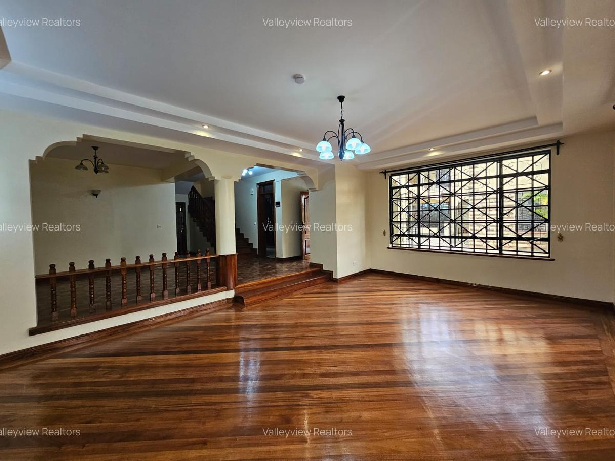 5 Bed Townhouse with En Suite at Lavington - 3