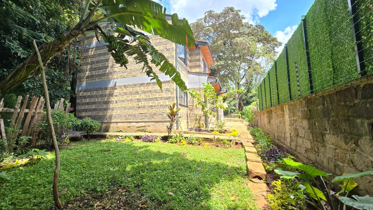 4 Bed House with En Suite in Lavington - 2