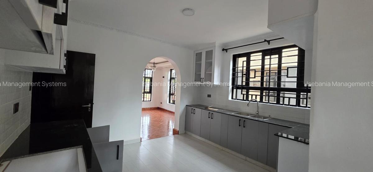 5 Bed House with En Suite at - 4