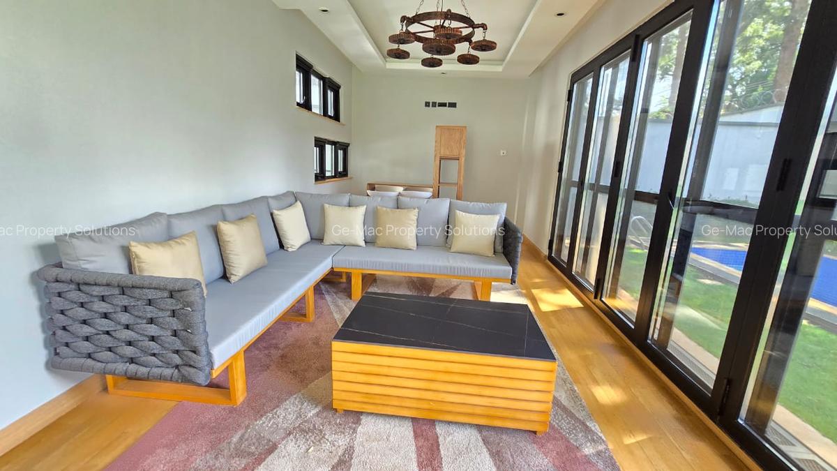 5 Bed House with En Suite in Lavington - 10