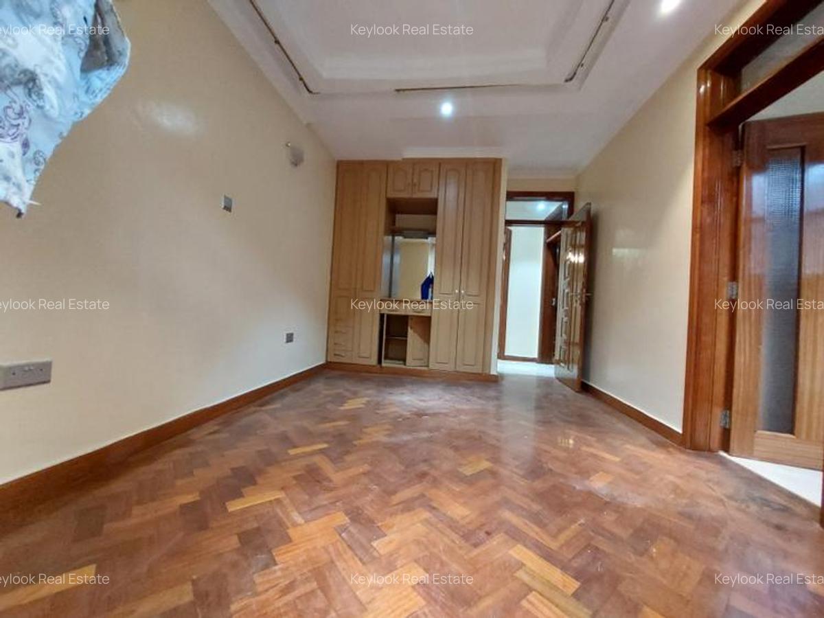 5 Bed House with En Suite at Lavington Green - 2