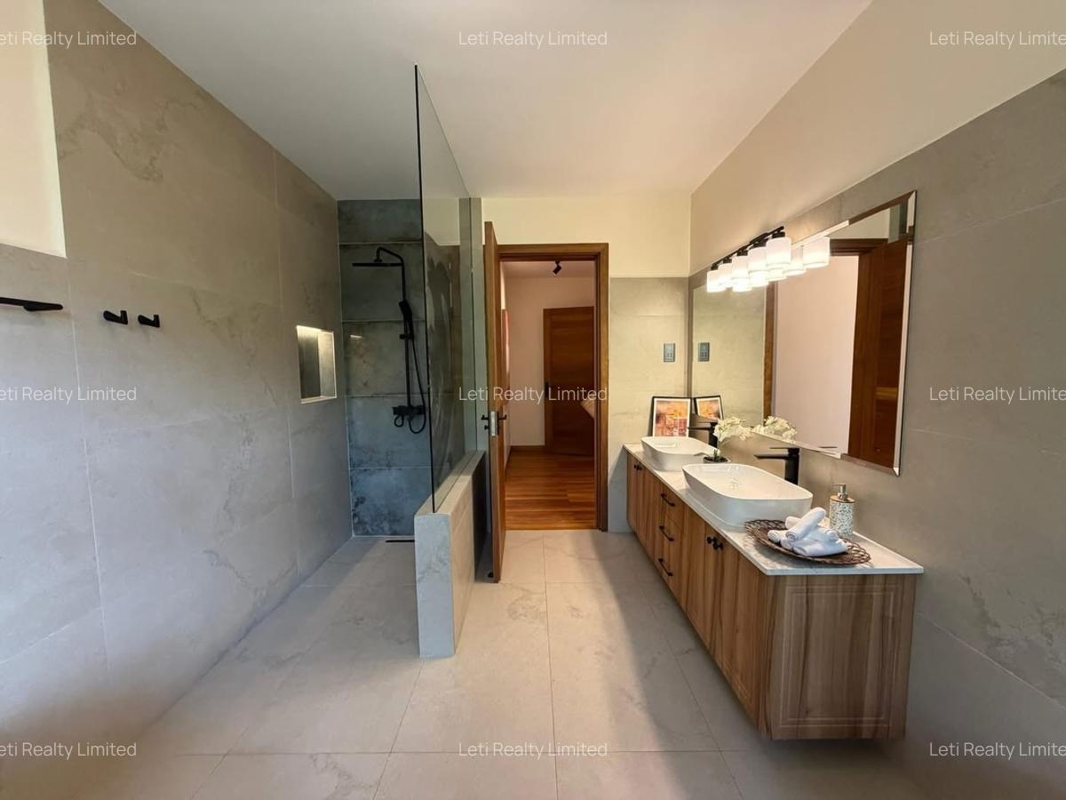 5 Bed House with En Suite in Runda - 9