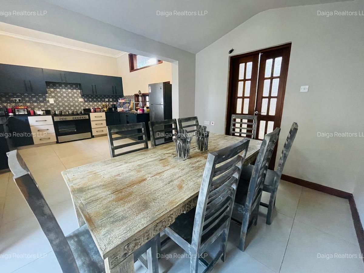 4 Bed Villa with En Suite in Bofa - 3