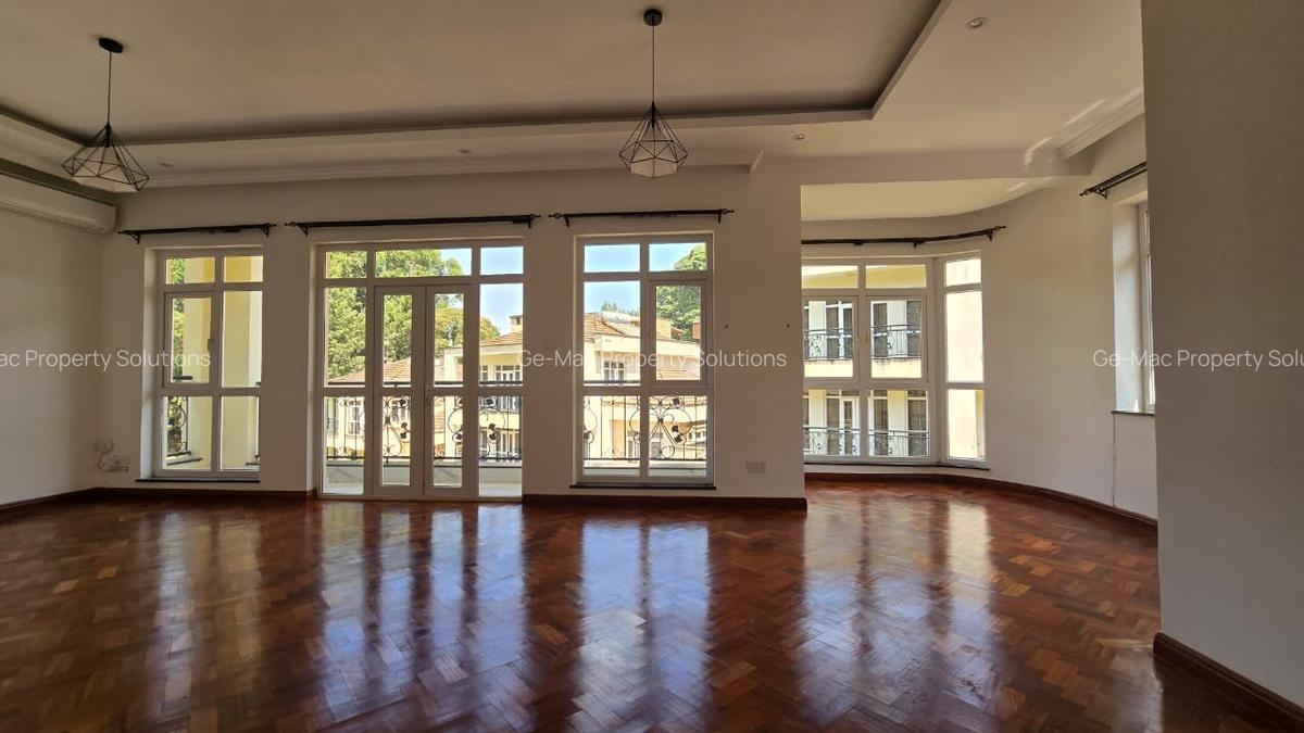 5 Bed House with En Suite in Lavington - 10