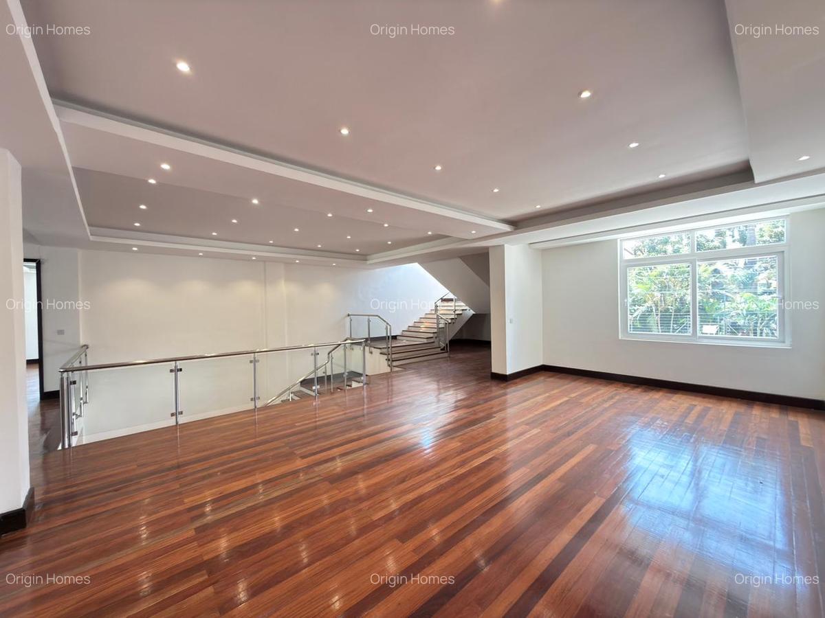 5 Bed House with En Suite in Runda - 11