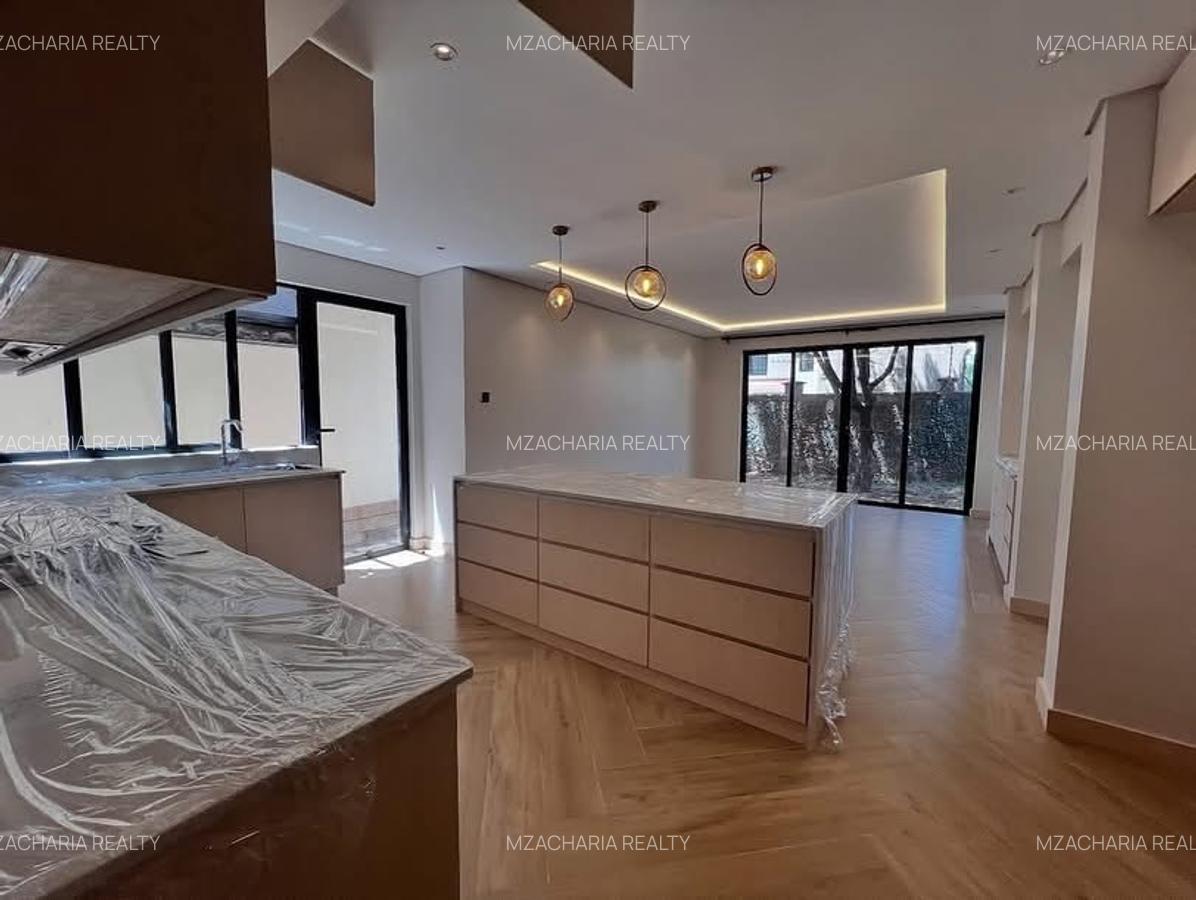 6 Bed House with En Suite in Lavington - 5