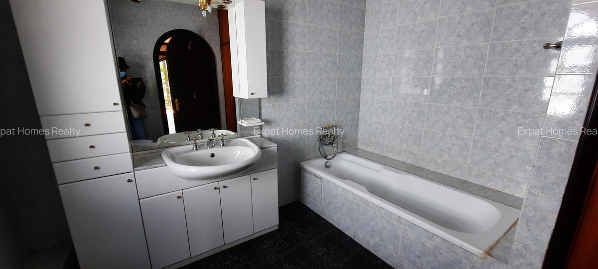 4 Bed Villa with En Suite in Lavington - 12