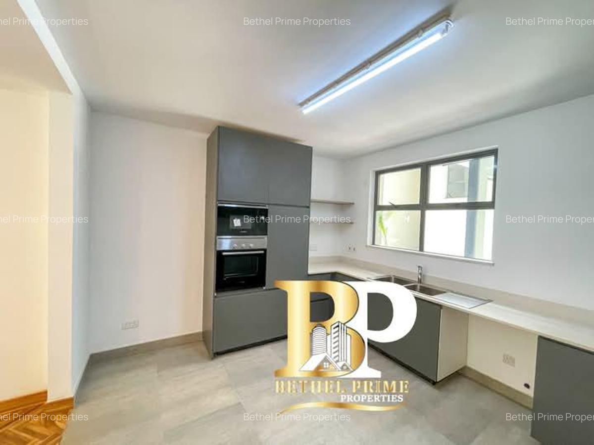 4 Bed House with En Suite in Rosslyn - 4