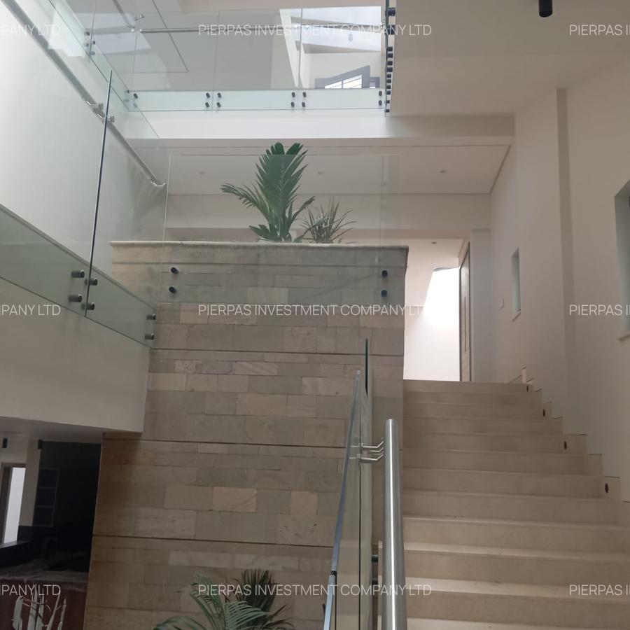 5 Bed Townhouse with En Suite in Brookside - 13