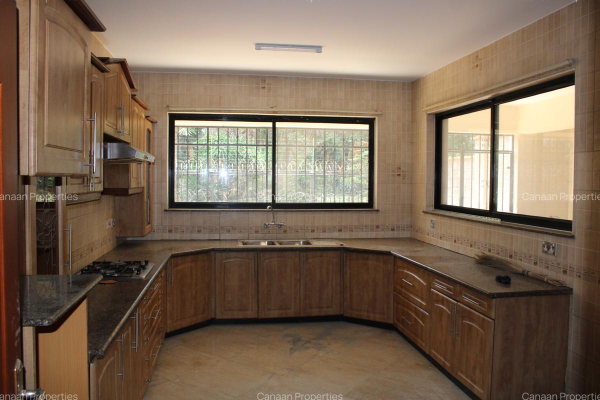 4 Bed Villa with En Suite in Westlands Area - 9