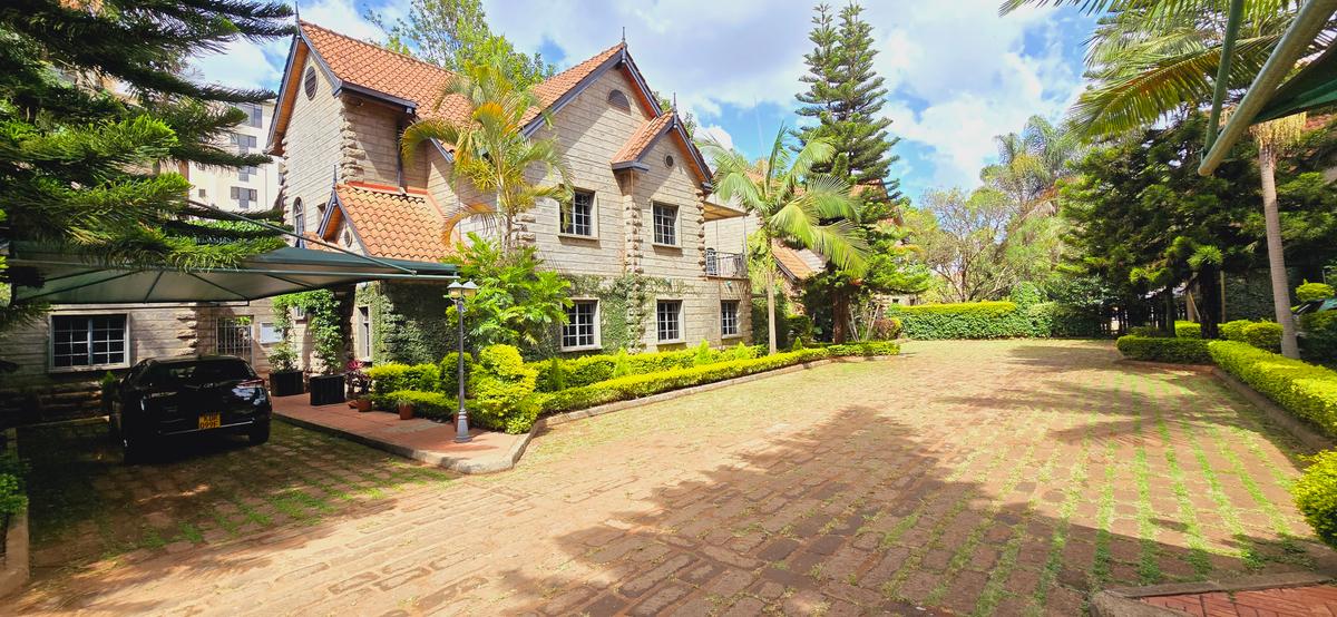 5 Bed Townhouse with En Suite at Othaya Road - 4