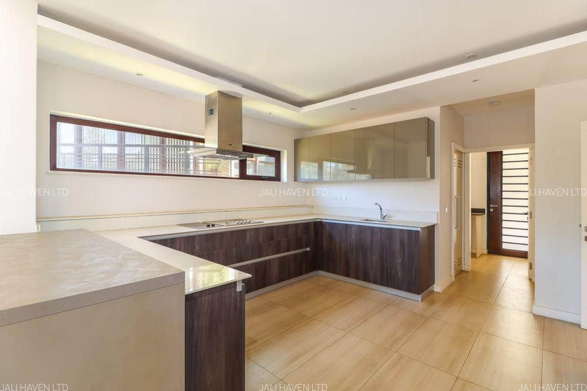 4 Bed Villa with En Suite in Lavington - 3