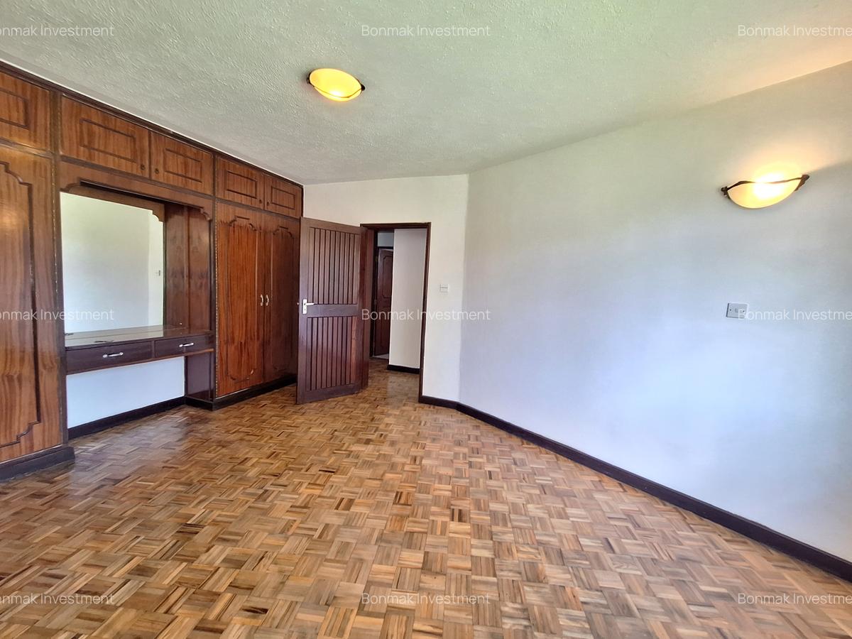 5 Bed House with En Suite at Whispers Avenue - 12