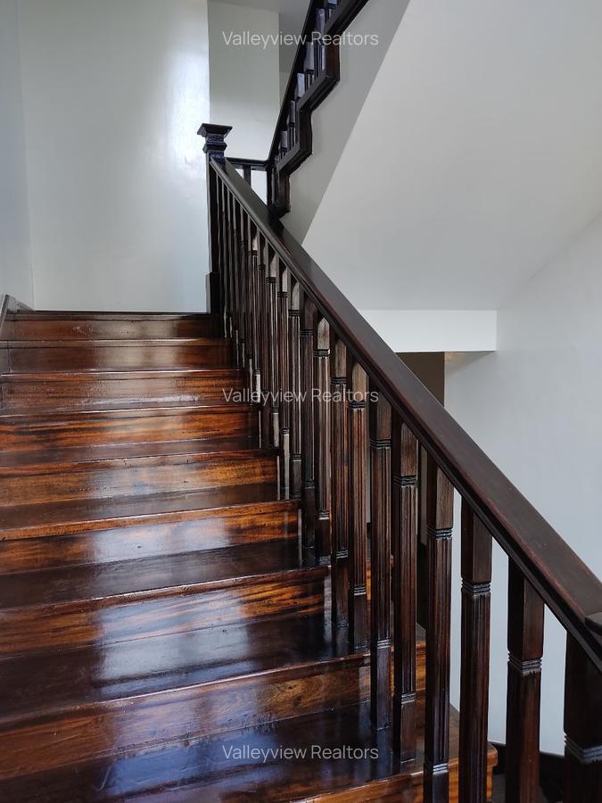 5 Bed Townhouse with En Suite at Lavington - 16