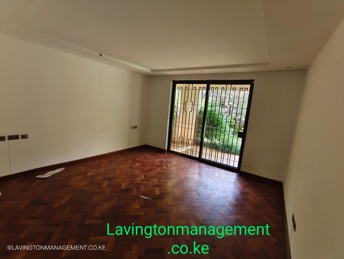 5 Bed House with En Suite at Lavington Green - 8