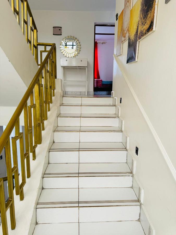 6 Bed Townhouse with En Suite in Membley - 6