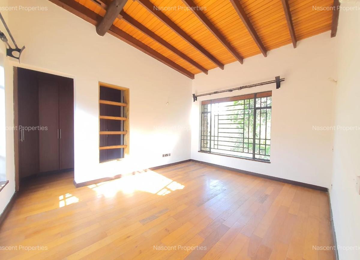 5 Bed Villa with En Suite in Lake View - 16