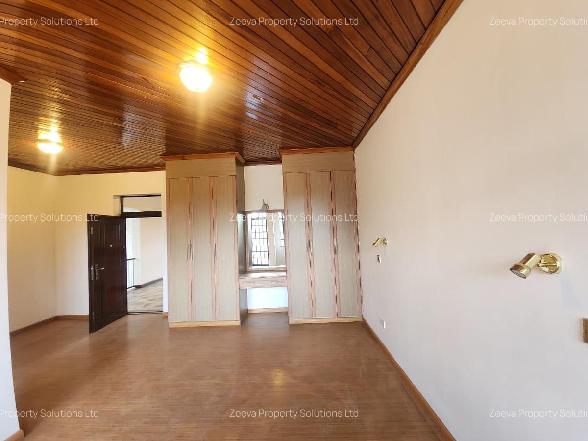 5 Bed House with En Suite in Lavington - 8