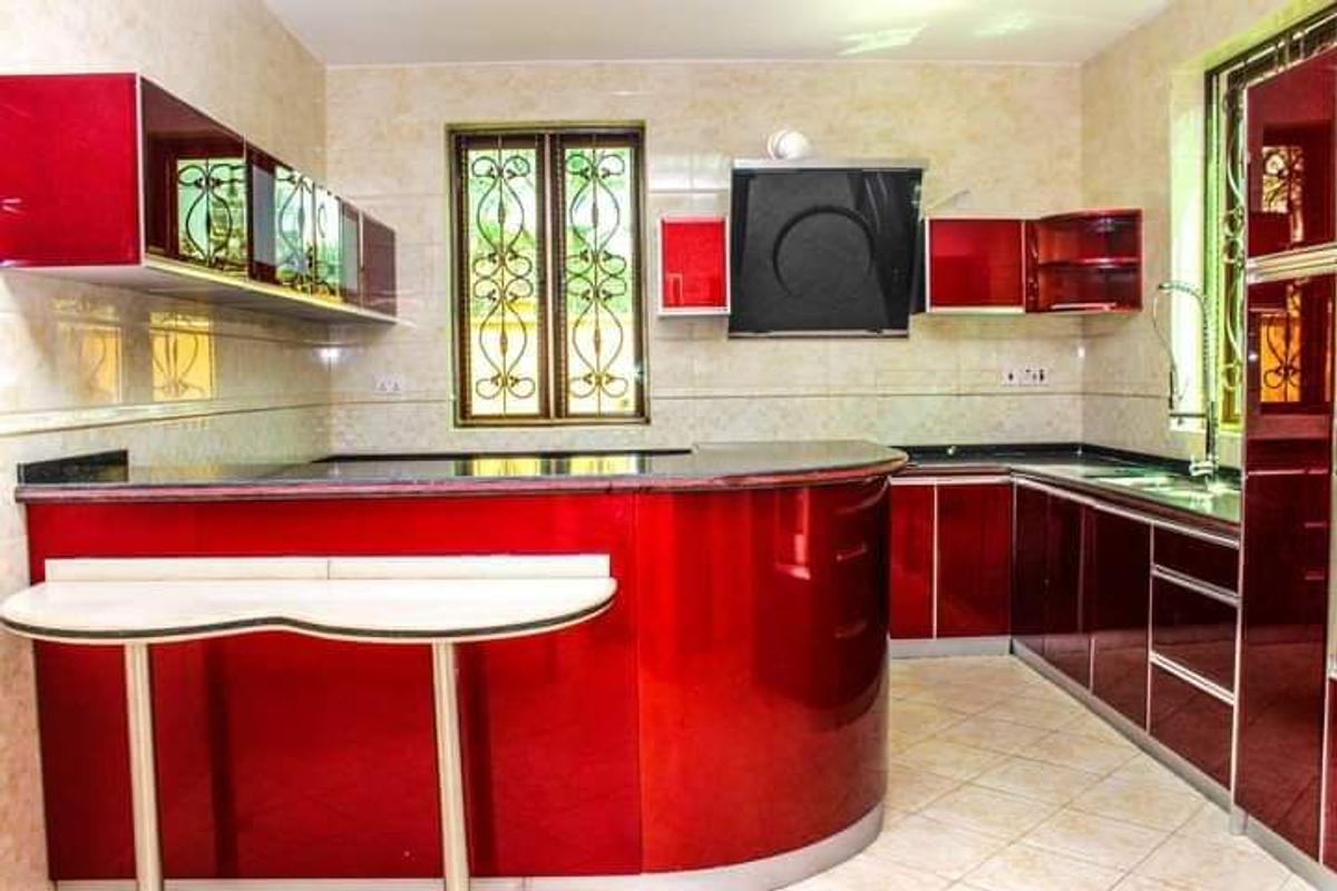 5 Bed Townhouse with En Suite at Lavington - 19