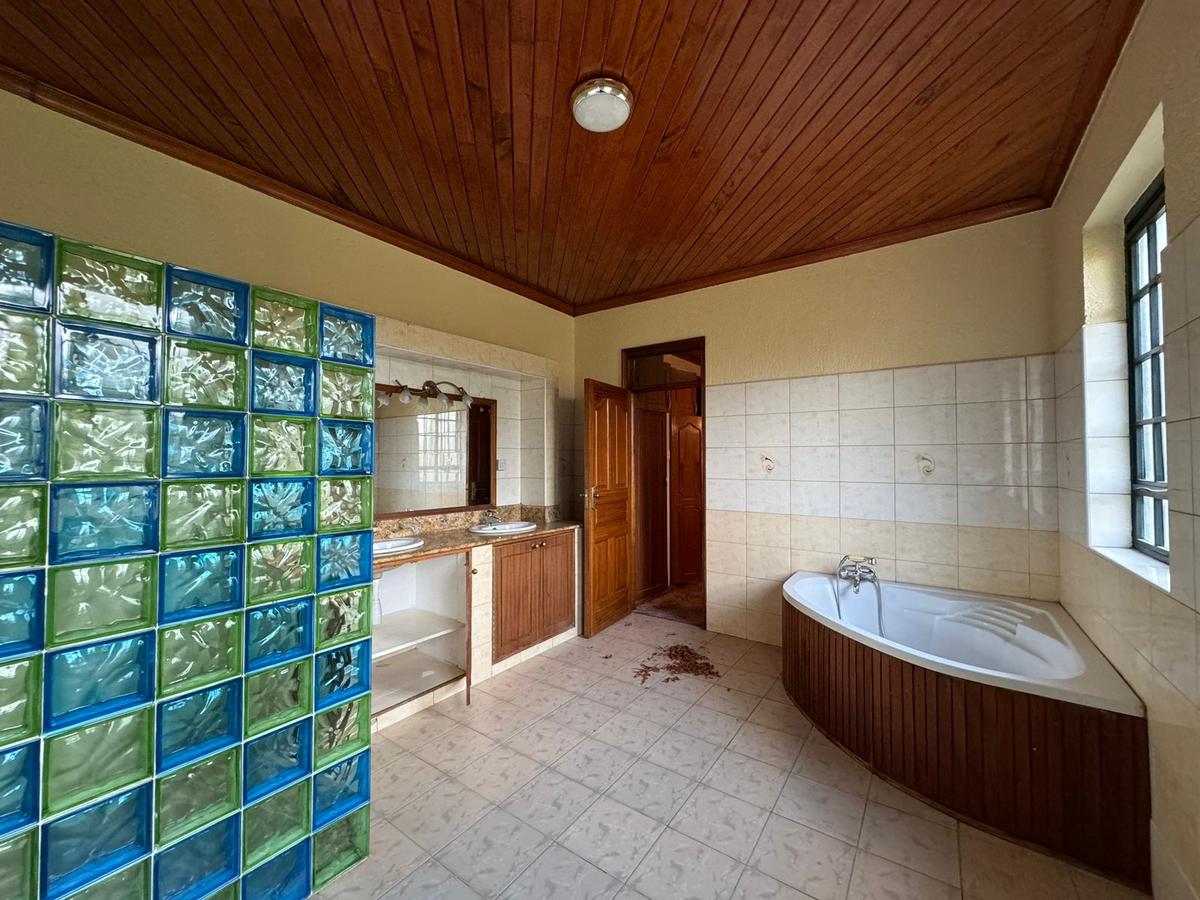 5 Bed House with En Suite in Runda - 8