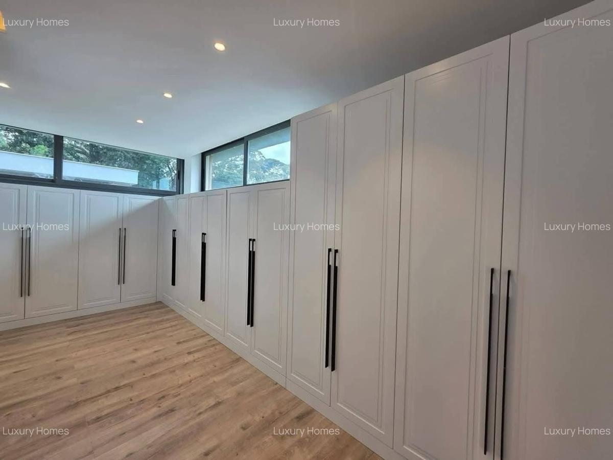 5 Bed Villa with En Suite in Lavington - 3