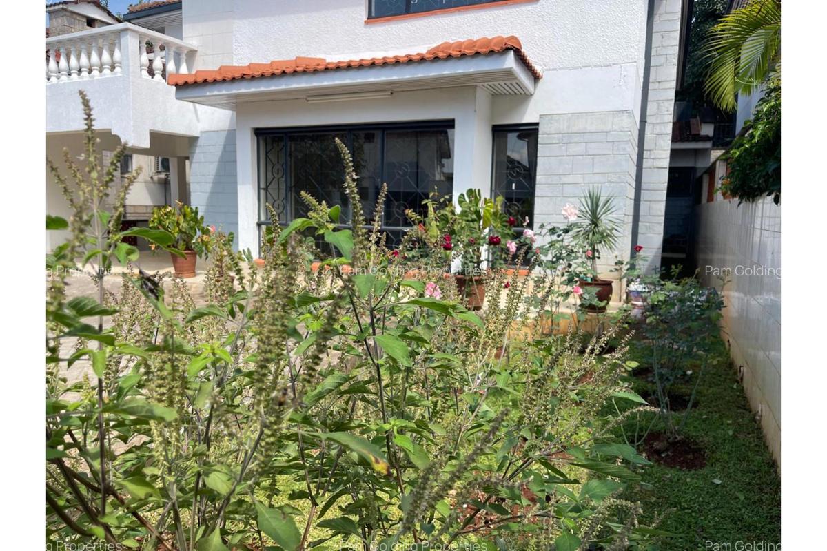 4 Bed Townhouse with En Suite in Spring Valley - 1