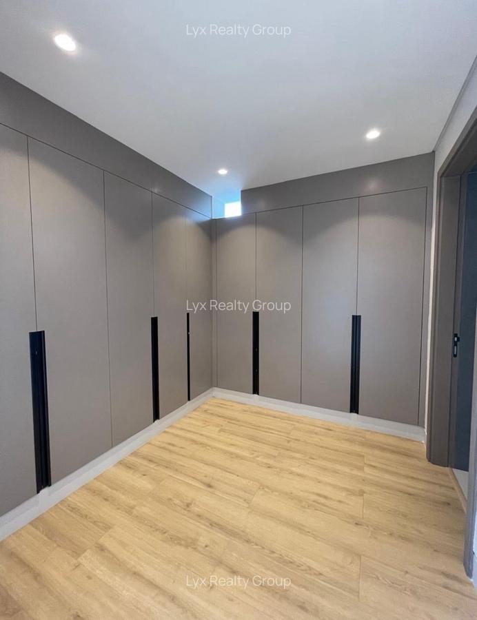 5 Bed Villa with En Suite in Brookside - 9