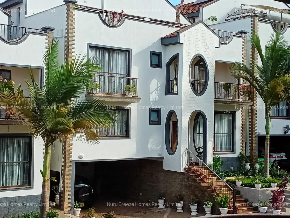 5 Bed Townhouse with En Suite in Brookside - 1