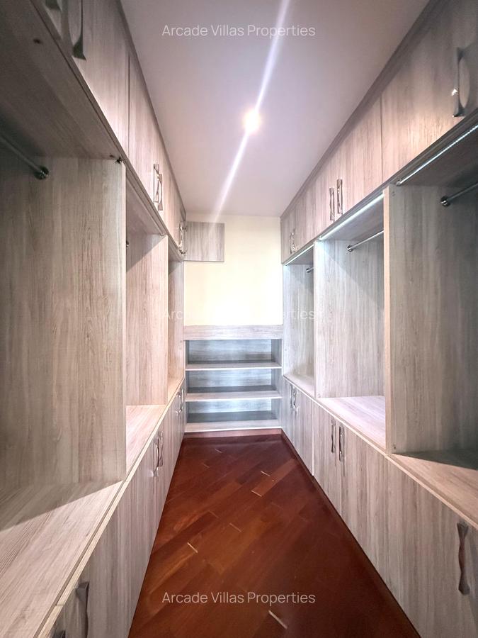 5 Bed Townhouse with En Suite in Lavington - 16