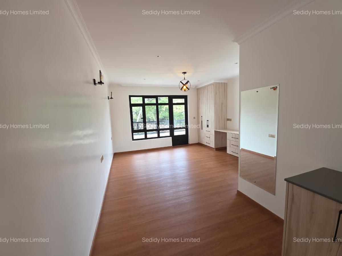 6 Bed House with En Suite in Runda - 13