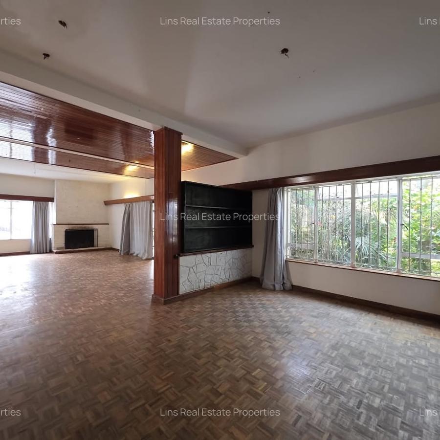 6 Bed House with En Suite in Lavington - 15