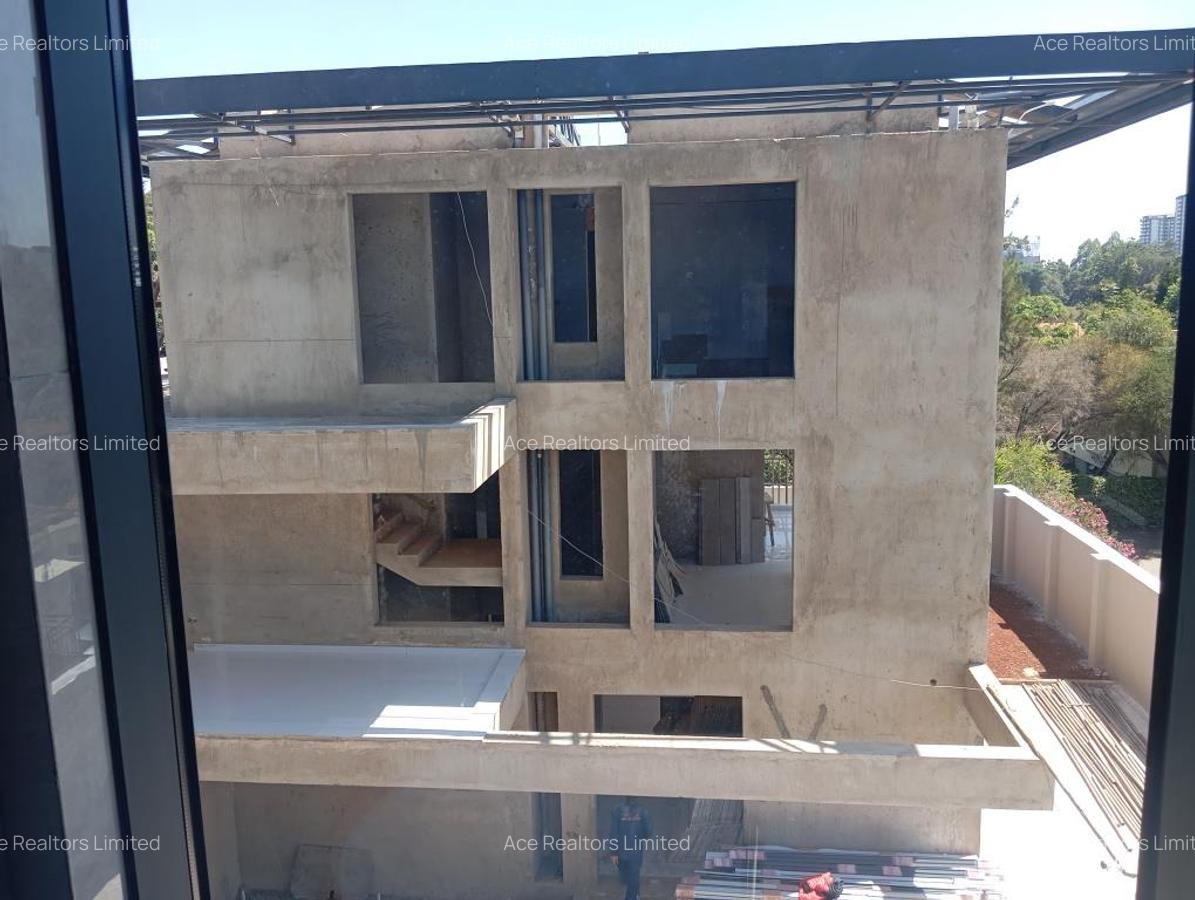 5 Bed Townhouse with En Suite at Lavington - 12