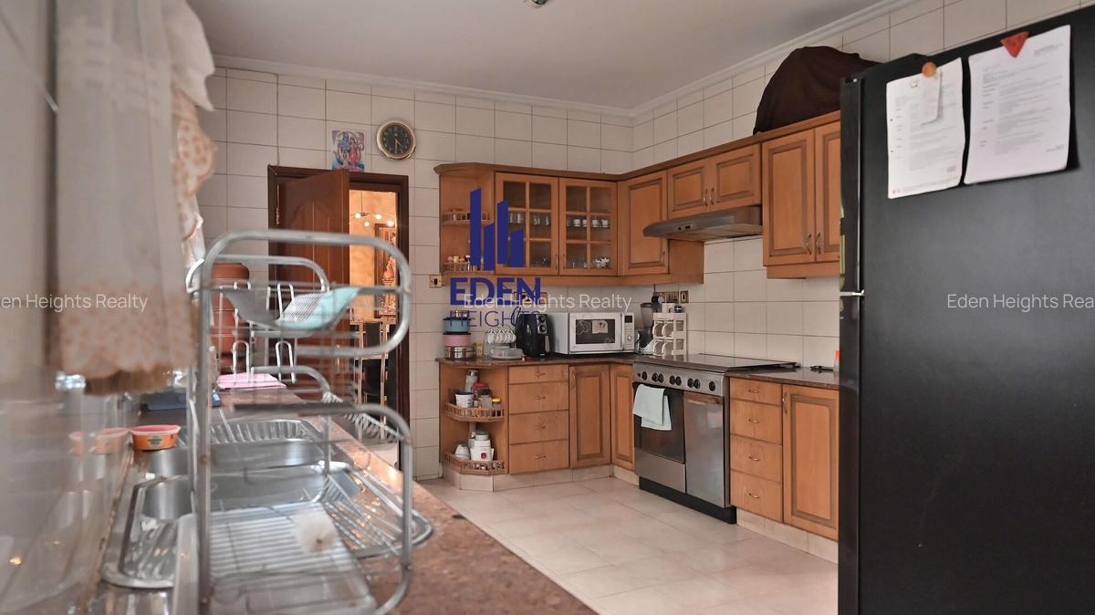 5 Bed Townhouse with En Suite in General Mathenge - 5