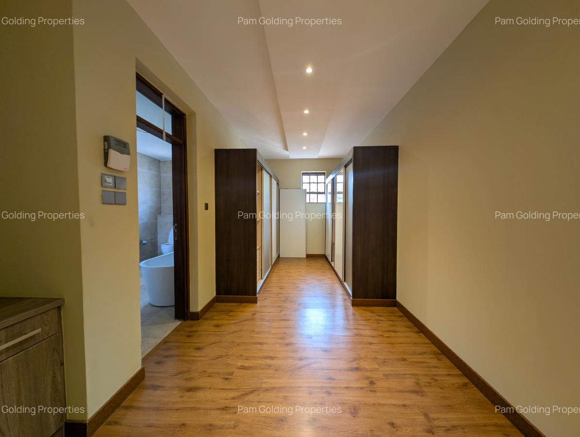 5 Bed House with En Suite in Runda - 12
