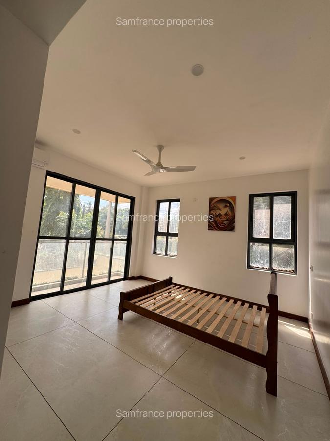 Serviced 3 Bed Apartment with En Suite at Moyne Drive - 8