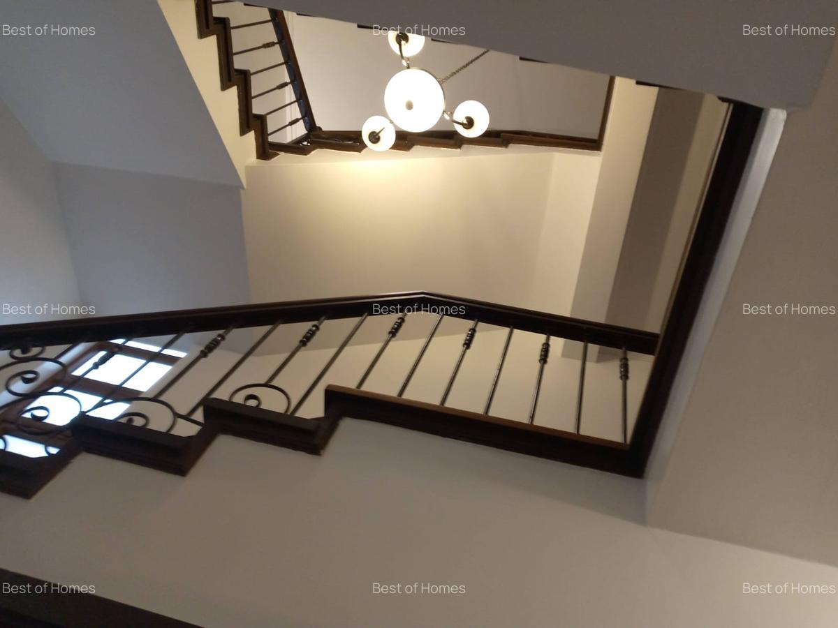 5 Bed Townhouse with En Suite in Lavington - 1