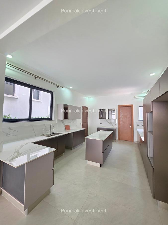 5 Bed Townhouse with En Suite at Lavington Green - 7