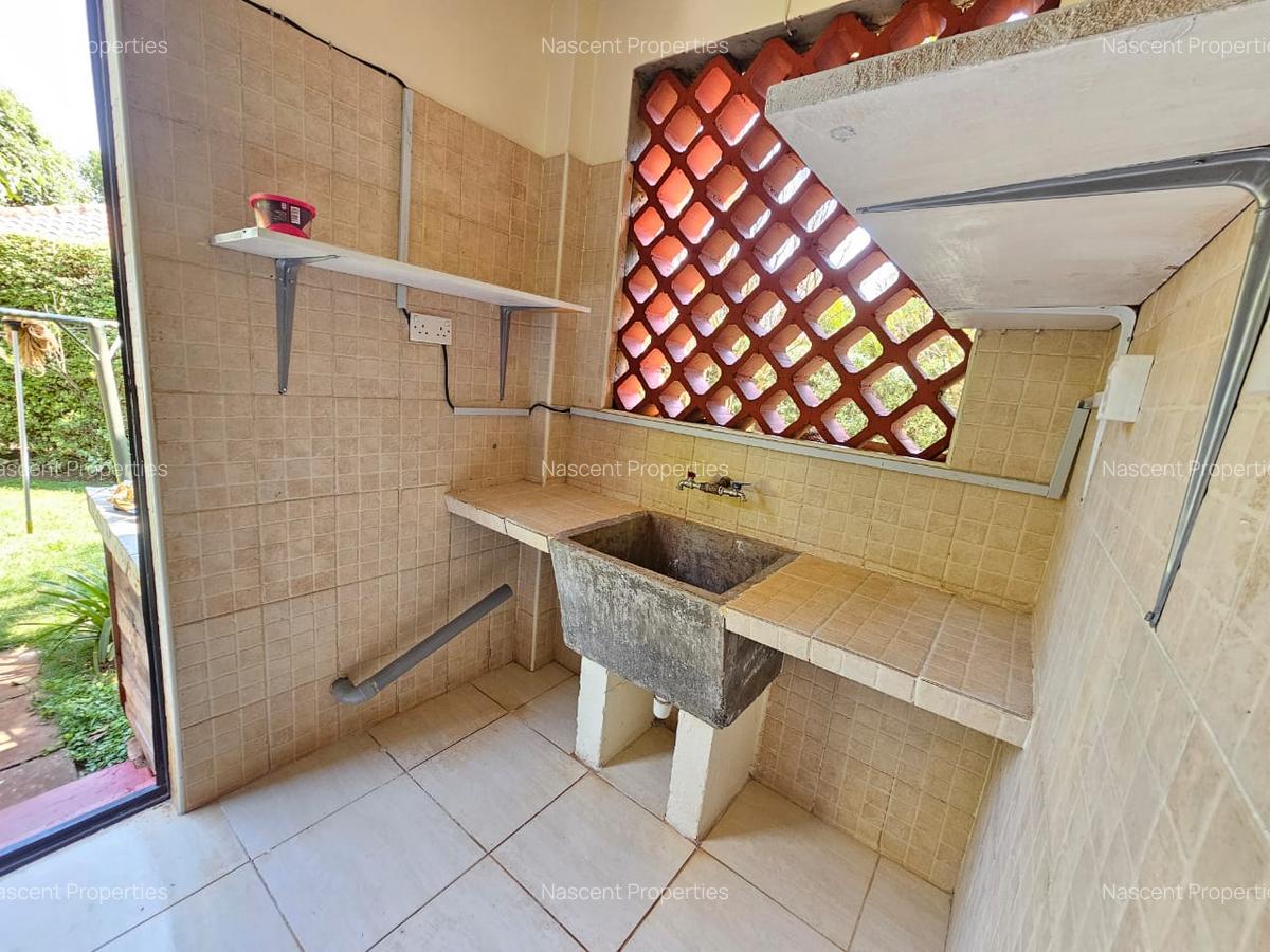 4 Bed House with En Suite in Rosslyn - 11