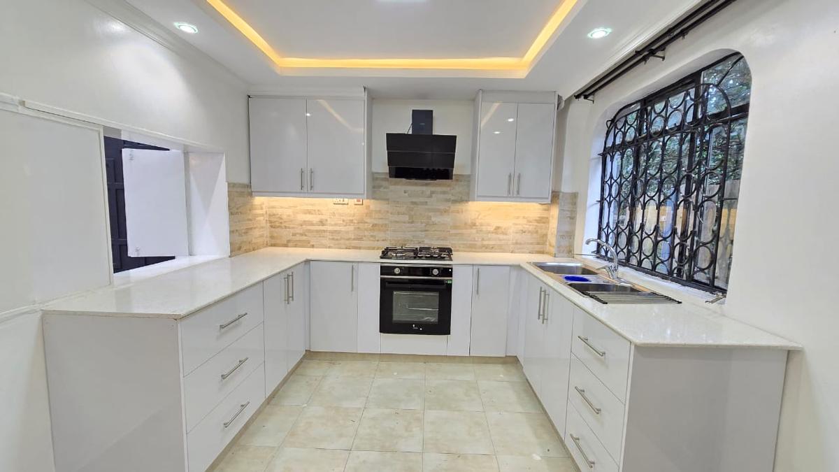 4 Bed House with En Suite in Lavington - 4