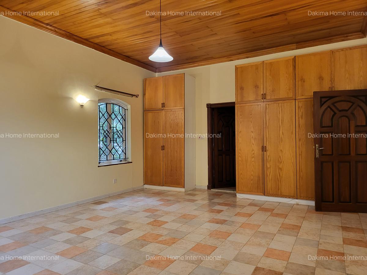 4 Bed House with En Suite in Hill View - 9