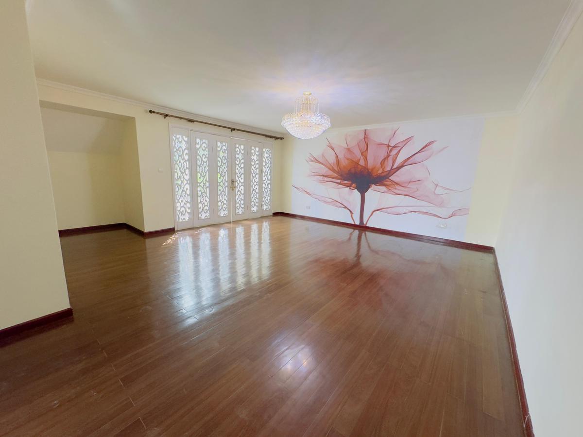 5 Bed House with En Suite at Mimosa Drive - 5
