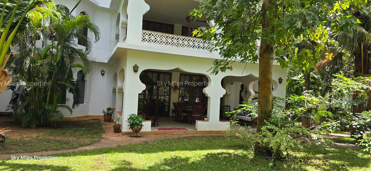 Serviced 3 Bed Apartment with En Suite at La-Marina - 2